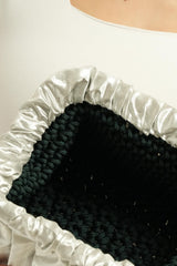 Pochette en shantung argenté intérieur en crochet noir