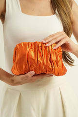 Pochette en shantung orange intérieur en crochet beige