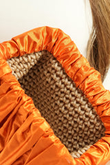 Pochette en shantung orange intérieur en crochet beige