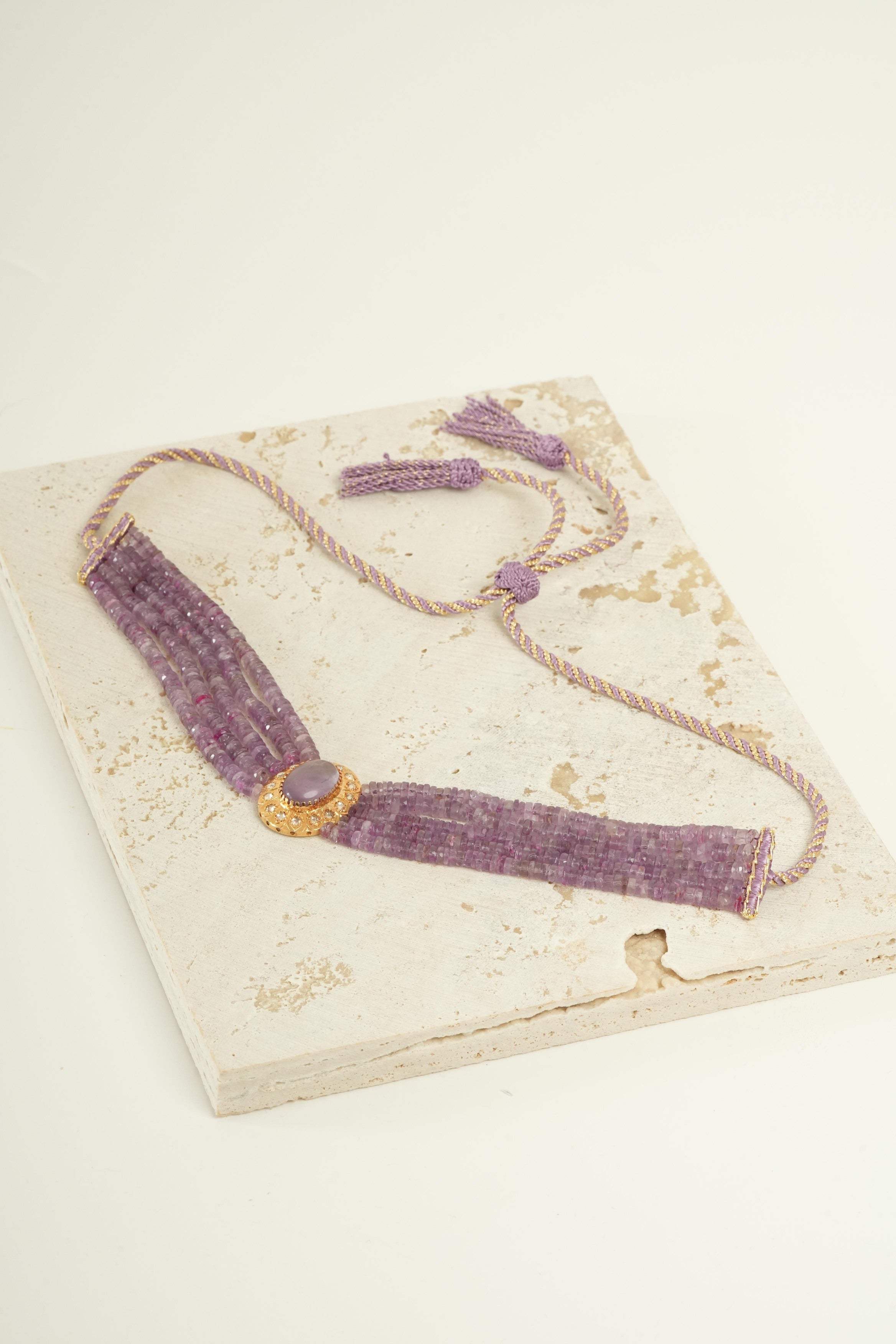 Modhila Choker