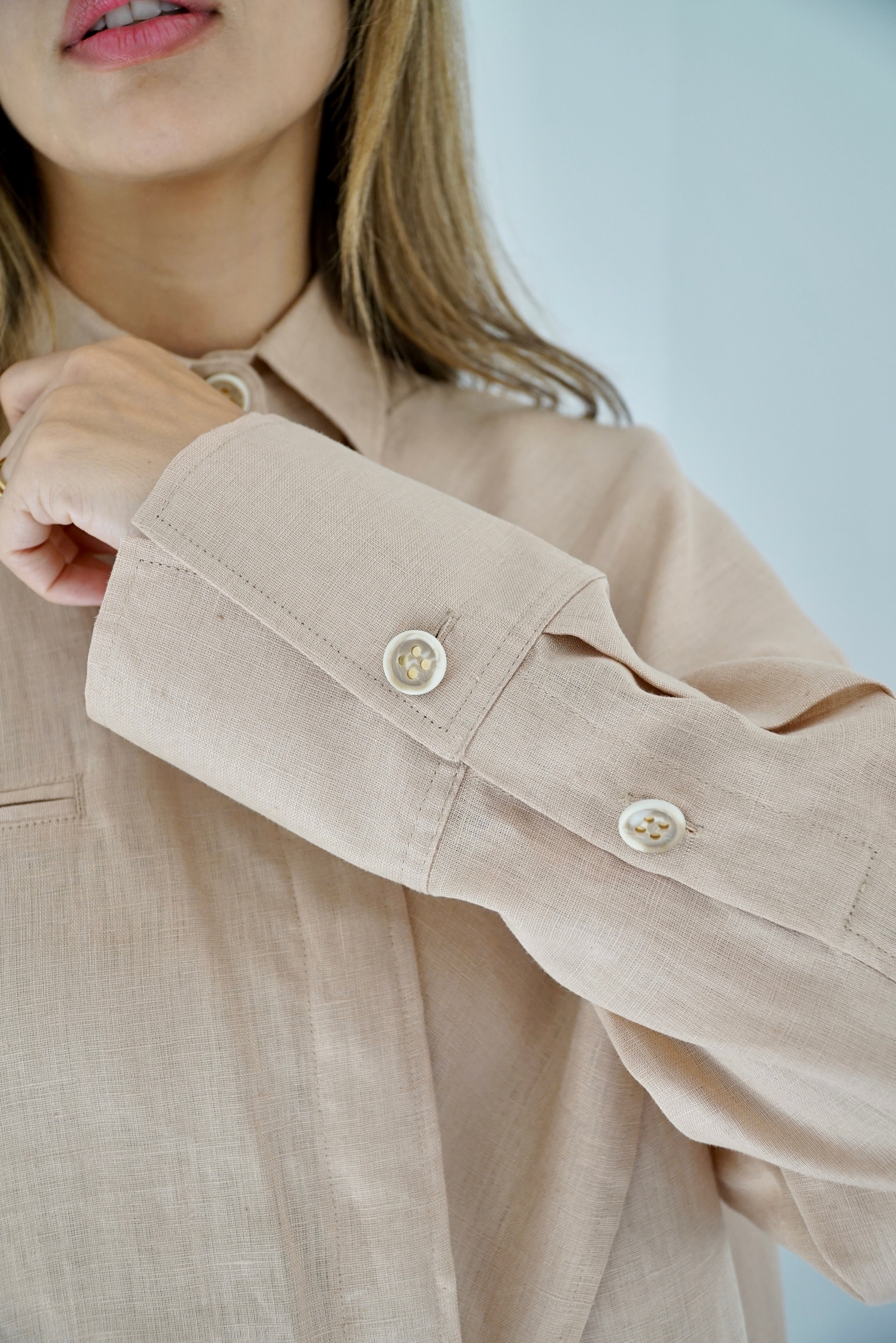 DARIA - Oversized shirt with removable scarf - Beige - Modestories