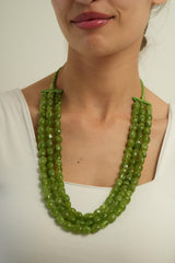 Sautoir triple-rangs en perles "Vert pistache"