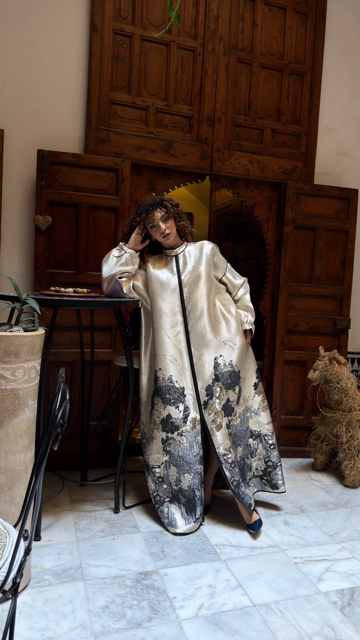 Le Caftan en Brocart Lunaire & Éclats Minéraux