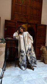 Le Caftan en Brocart Lunaire & Éclats Minéraux